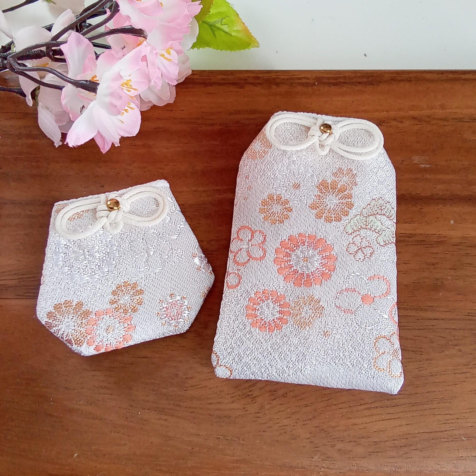 ❁新作❁　お守り袋　❃かのこ雲に梅菊(白) ❃ セット売りもあります1枚目の画像